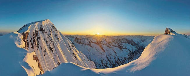 Das Titelbild des Kalenders «Urner Alpen 2018» zeigt den Sonnenaufgang beim Sustenhorn. (Bild: Kurt Baumann (Sustenhorn, 2017))