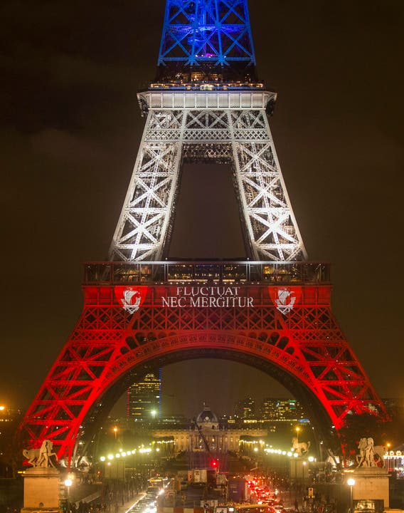 Der Eiffelturm in Paris. Der Wappenspruch von Paris, «Fluctuat nec mergitur» (Sie schwankt, aber sie geht nicht unter) erhält wieder Aktualität. (Bild: EPA/ETIENNE LAURENT)