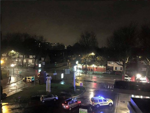 Ein erstes Bild der Situation in Roubaix: Polizeifahrzeuge versperren Strassen. (Bild: twitter.com / Daniel Sutton)