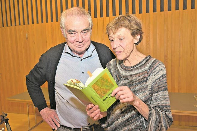 Autor Hans Venetz und seine Frau Helen blättern im Buch, das sie illustriert hat. (Bild: Romano Cuonz (Sarnen, 23. November 2017))