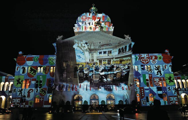 Lichtprojektion des Künstlers Gery Hofstetter beim Bundeshaus in Bern. (Bild: Marcel Bieri/Keystone (Bern, 22. November 2008))