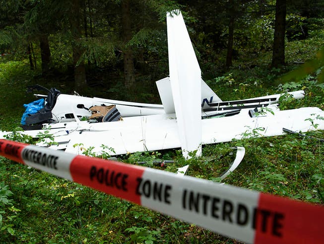 Das zertrümmerte Segelflugzeug, in dem zwei Menschen ums Leben gekommen sind. (KEYSTONE/Laurent Gillieron) (Bild: KEYSTONE/LAURENT GILLIERON)