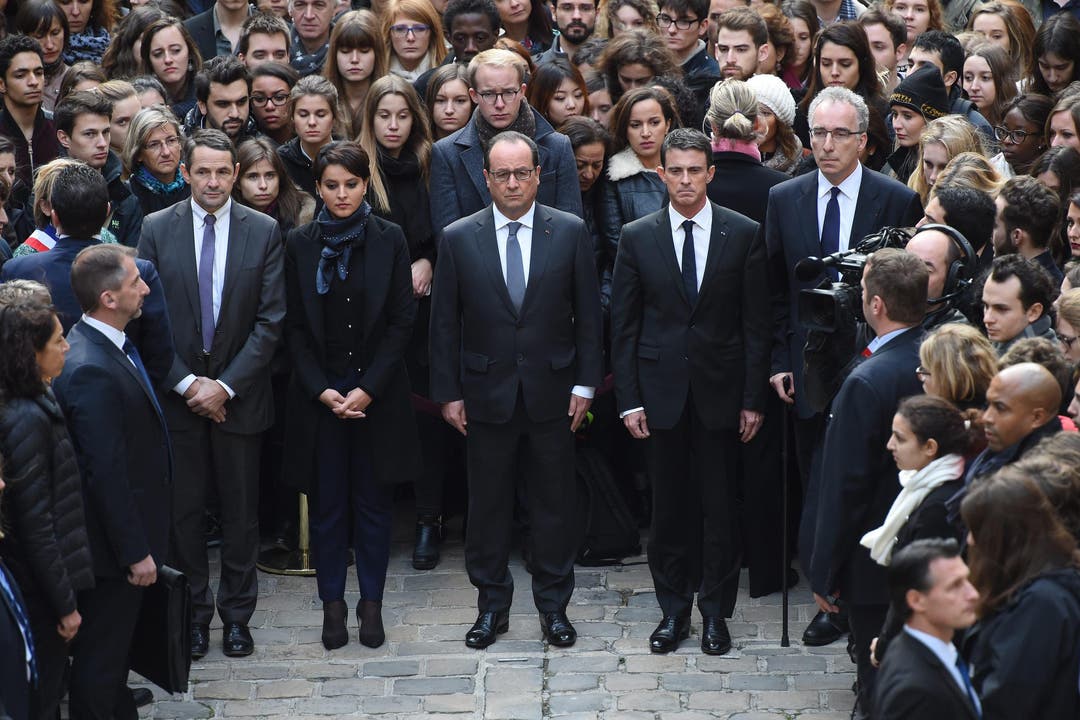 Präsident François Hollande (mitte) hielt sich mit Premierminister Manuel Valls (rechts) an der Pariser Universität Sorbonne auf, da unter den Opfern viele junge Leute waren. (Bild: EPA / Stephanie de Sakukutin)