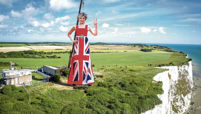 Eine 33 Meter hohe Statue der britischen Premierministerin Theresa May steht über der Steilküste von Dover. (Bild: Keystone)