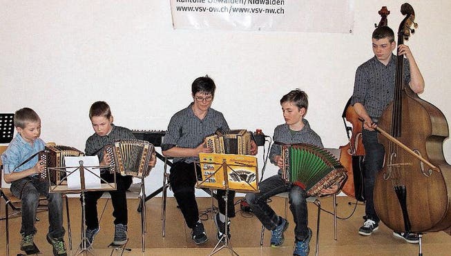 «Quartett Premiere» mit Marcel (v.l.) und Beat Ettlin, Lehrerin Ursula Rohrer, Joel von Rotz und Remo Vogler. (Bild: Otmar Näpflin (Alpnach, 11. März 2018))