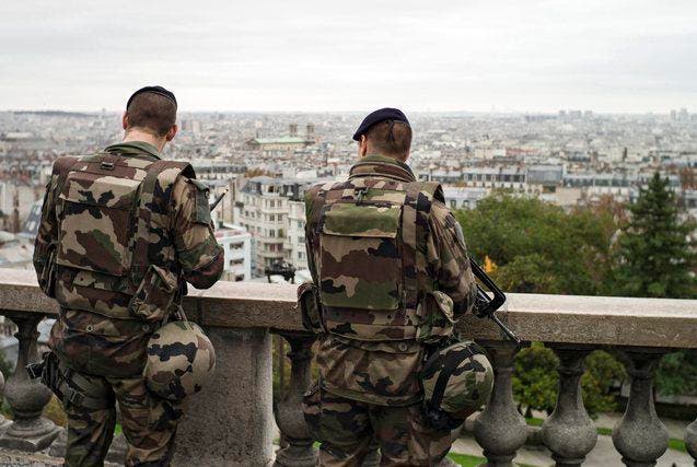 Polizisten patrouillieren beim Sacre Coeur in Paris. (Bild: EPA / Yoan Valat)