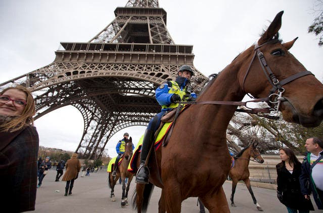 Polizisten patrouillieren vor dem Eifelturm in Paris. (Bild: AP / Peter Dejong)