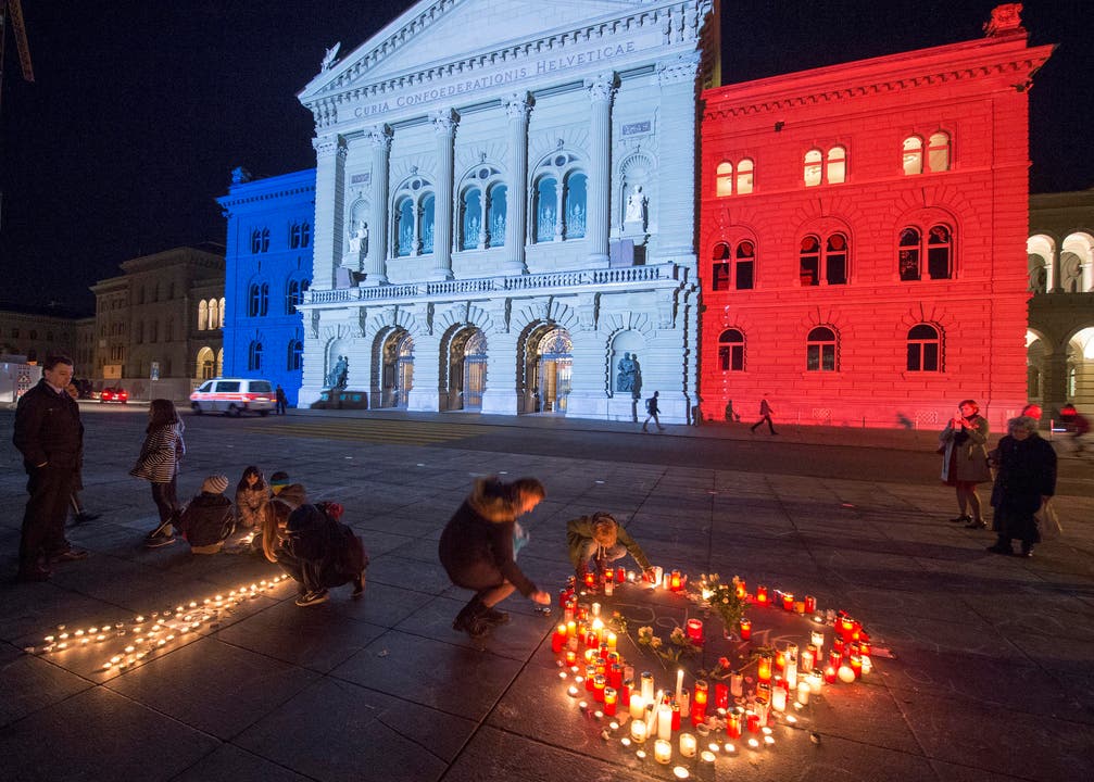 Das mit der franzöischen Tricolore beleuchtete Bundeshaus in Bern. (Bild: KEYSTONE/LUKAS LEHMANN)