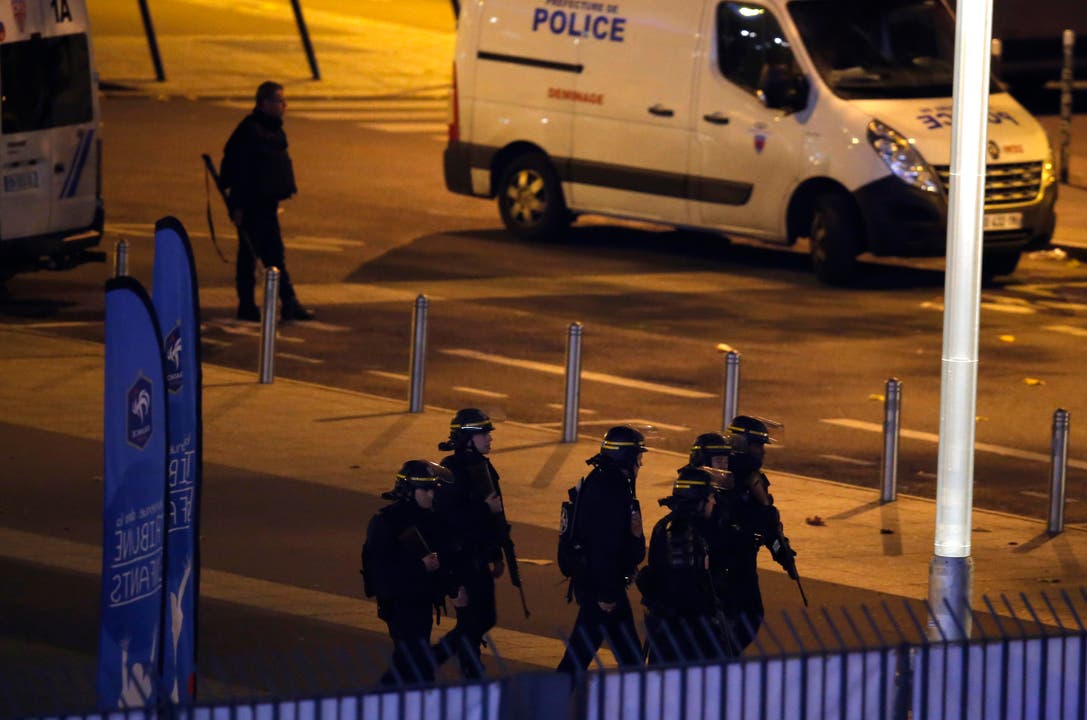 Einsatzkräfte vor dem Stade de France. (Bild: AP/Michel Euler)