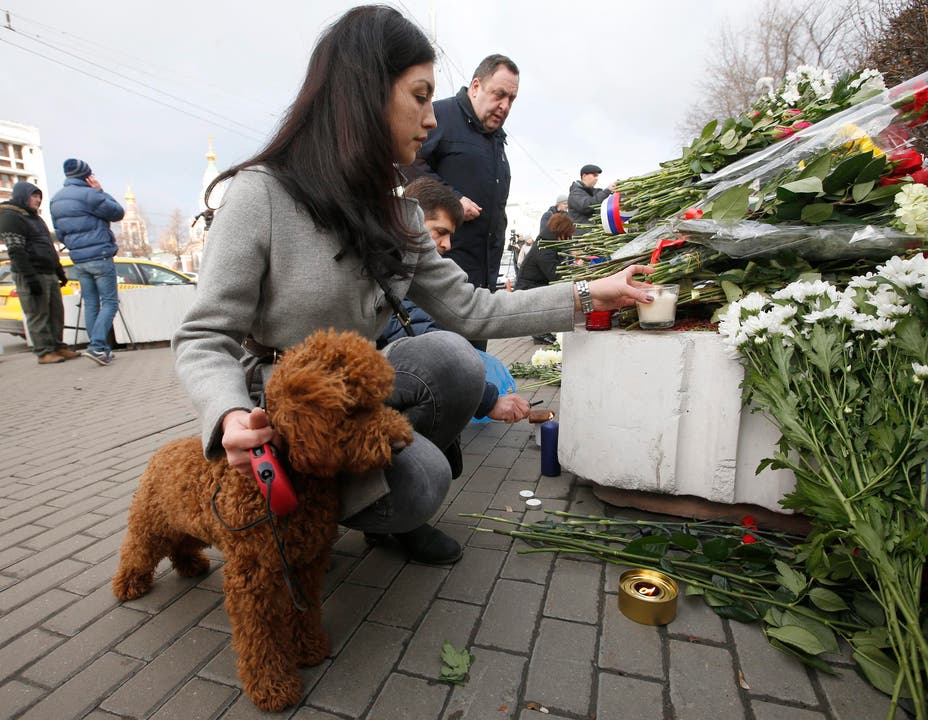 Zahlreiche Menschen gedenken vor der französischen Botschaft in Russland der Opfer. (Bild: EPA/Sergei Chrikov)