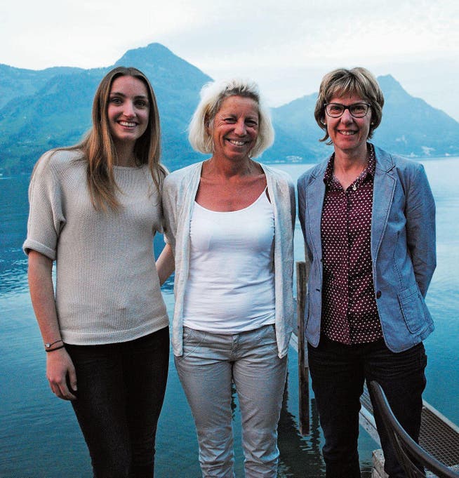 Betreuen neu die Gäste im Tourismusbüro: Daniela Amstad (links) und Margrith Durrer (rechts). Margrit Goldiger (Mitte) feiert das 30-jährige Dienstjubiläum. (Bild: Rosmarie Berlinger (12. April 2017))