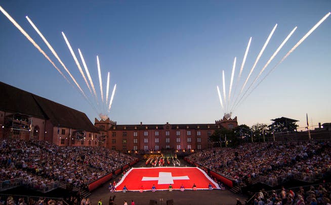 Das Opening am Basel Tattoo mit Massed Military Bands und einer grossen Schweizer Flagge. (Bild: Keystone / Patrick Staub)
