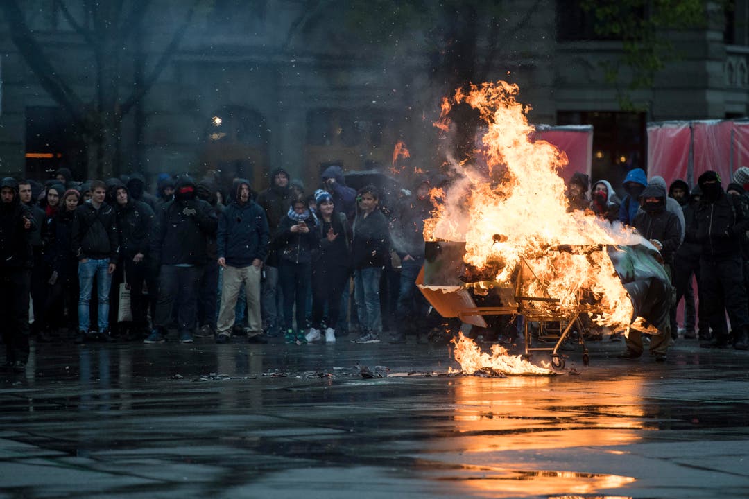 Ein Einkaufswagen brennt am Helvetiaplatz, nach dem traditionellen 1. Mai-Umzug am Tag der Arbeit, in Zuerich. (Bild: ENNIO LEANZA)