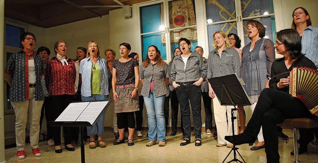 Die Jodlerinnen der Musikschule Buochs mit Doris Bertschinger am Schwyzerörgeli.
