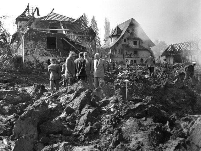 Ein Bild totaler Zerstörung: Rettungsmannschaften in Dürrenäsch versuchen am 4. September 1963 zu retten, was zu retten ist. (Bild: Keystone / Str)