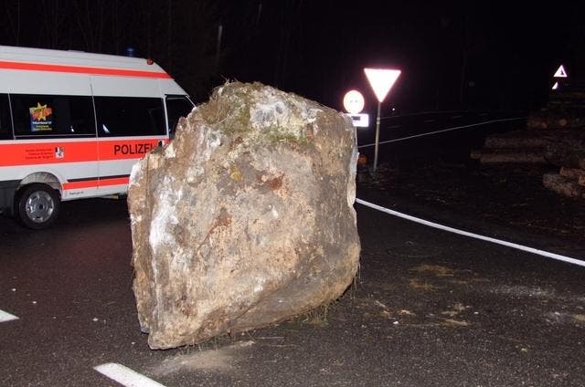 Der sieben Tonnen schwere Felsbrocken. (Bild: Kapo Graubünden)