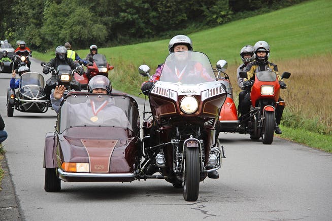 Mitglieder des Moto-Clubs Obwalden unterwegs mit besonderen Passagieren. (Bild: PD)