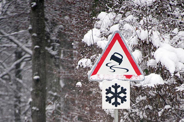 Auf Schweizer Strassen ist aufgrund von Schnee, Eis und gefrierendem Regen Vorsicht geboten. (Bild: Keystone / Georgios Kefalas)