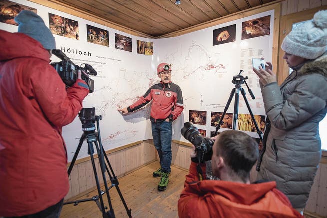 Einsatzleiter Franz Auf der Maur von Speleo-Secours Schweiz erklärt den Medien das Höhlensystem des Höllochs. (Bild: Urs Flüeler/Keystone (Muotathal, 22. Januar 2018))