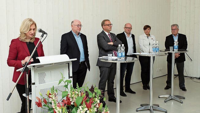 Die Teilnehmer am Podium (von links): Diana Hartz, Markus Gammeter, Alfred Bossard, Marcel Frank, ­Fabienne Huber und Steve Nikolov. (Bild: Richard Greuter (Stans, 20. Mai 2017))