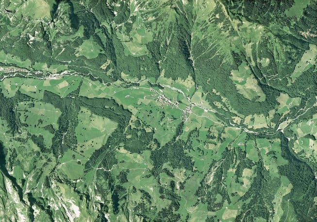 Eine Talschaft, vier Wasserversorgungen: das Sportcamp (links) und das Dorf Melchtal (Mitte) aus der Luft. (Bild: Orthofotoplan Kanton Obwalden)
