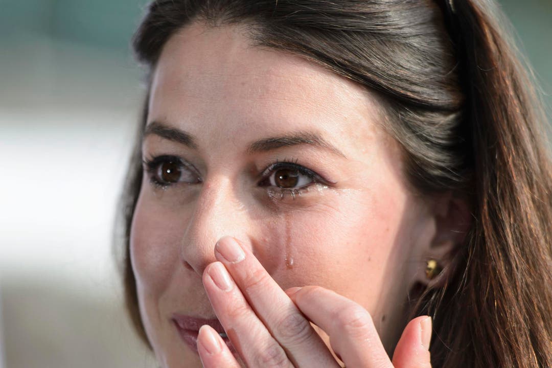 Bei ihrer Rücktrittsverkündung vergiesst Dominique Gisin Tränen. (Bild: JEAN-CHRISTOPHE BOTT)