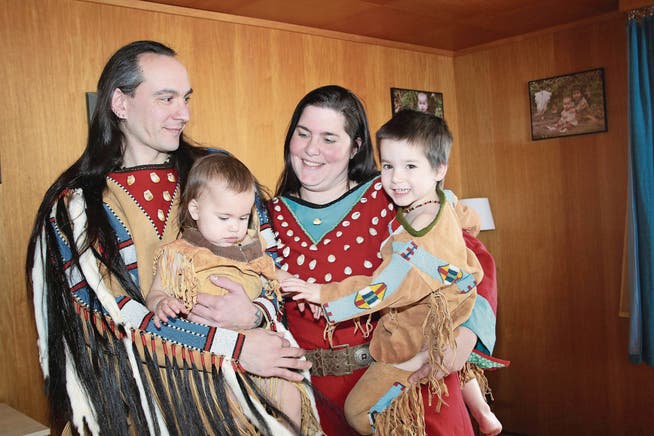 Pan Ronner mit seiner Familie: Sarah und die Kinder Yara (links) und Nanuk. (Bild: Marion Wannemacher (OZ) (Nidwaldner Zeitung))