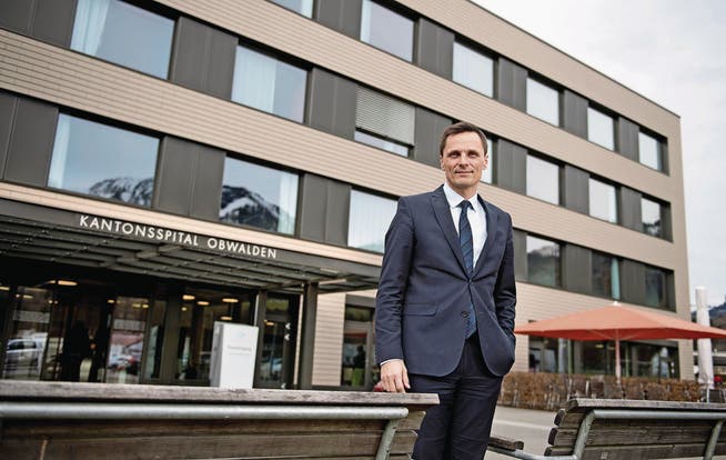 CEO Daniel Lüscher vor dem neuen Bettentrakt des Kantonsspitals Obwalden. (Bild: Corinne Glanzmann (Sarnen, 1. März 2017))