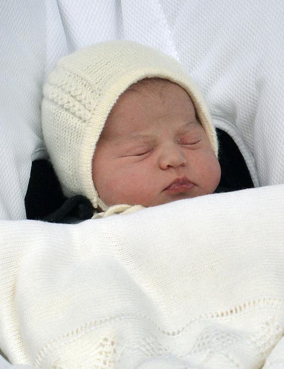 Das Baby von Herzogin Kate und Prinz William verschläft den ersten Auftritt für die Fotografen. (Bild: Keystone)