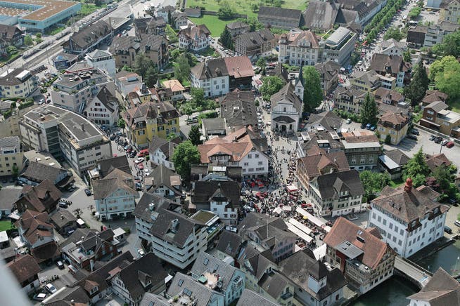 Blick vom Dorfplatz über die Dorfkapelle zum alten Sitz der Kantonalbank. (Bild: D. Reinhard (Sarnen, Juni 2010))