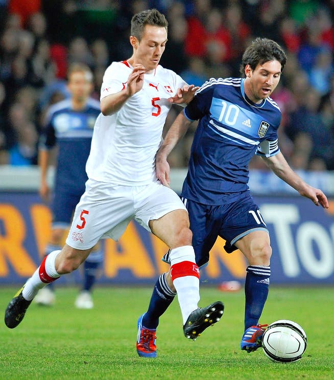 François Affolter (links) am 29. Februar 2012 in Bern gegen Lionel Messi, der alle drei Tore zum 3:1 Argentiniens gegen die Schweiz erzielte. (Bild: Keystone/Peter Schneider)