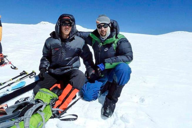 Die beiden Giswiler Michi Halter (links) und Simon Furrer auf dem Gipfel des Muztagata. (Bild: PD)