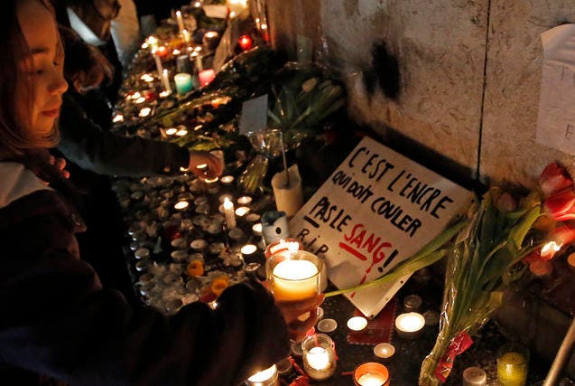 In Paris wird an die Opfer der Terroranschläge gedacht. (Bild: Keystone)