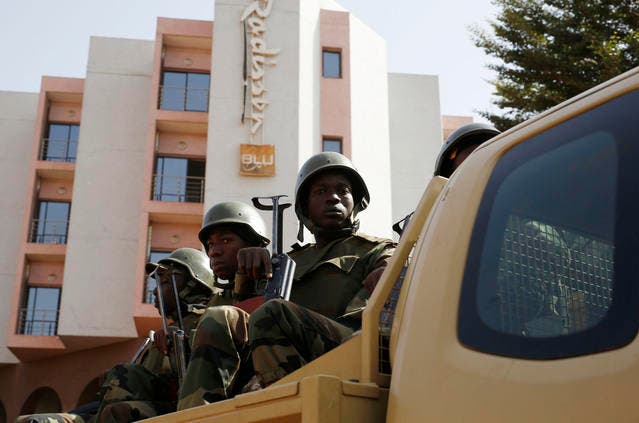 Soldaten der Präsidentengarde patrouillieren vor dem von der Geiselnahme am Freitag betroffenen Hotel Radisson Blu in Bamako, bevor der Präsident von Mali dem Hotel einen Besuch abstattet. (Bild: Keystone / Jerome Delay)