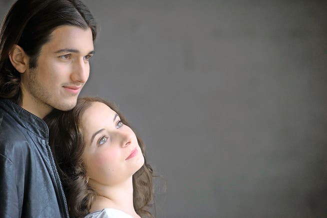 Die Liebe trifft sie wie ein Blitz: Tony (Kilian Müller) und Maria (Valentina Bättig). (Bild: Spontanfotografien/PD)