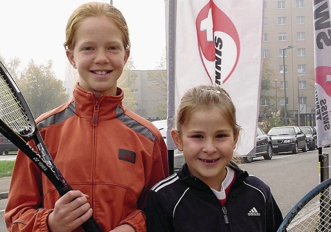Als damals jüngste Spielerin holte sich die achtjährige Belinda Bencic (rechts) vom TC Ried Wollerau zusammen mit Nicole Faas den Titel in ihrer Kategorie der Junioren-Interclub-Finalspiele. (Bild: Robert Hess (Winterthur, 29. Oktober 2005))
