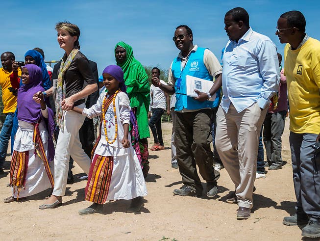 Die Schweiz stockt die Hilfsgelder für Äthiopien auf. Bundespräsidentin Simonetta Sommaruga nimmt bei einem Besuch in einem Flüchtlingslager zwei Mädchen an der Hand. (Bild: KEYSTONE/DOMINIC STEINMANN)