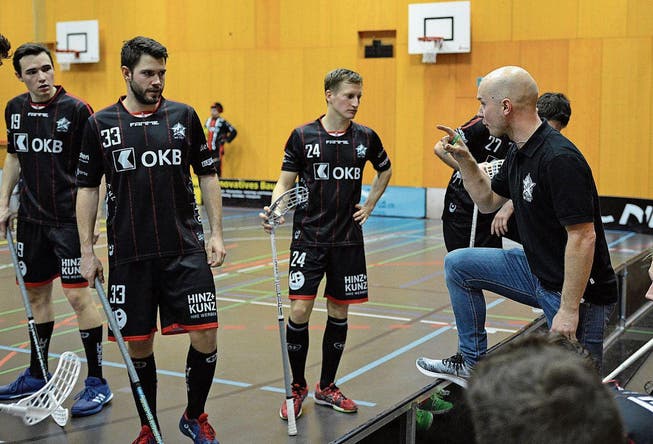 Ad-Astra-Coach Otto Moilanen (rechts) erklärt seinen Spielern die Marschrichtung. (Bild: Simon Abächerli)