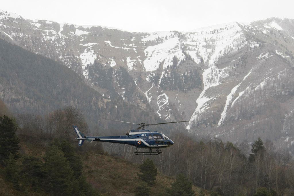 Ein Rettungshelikopter hebt in Seyne-les-Alpes ab, um zur Absturzstelle zu fliegen. (Bild: Keystone)
