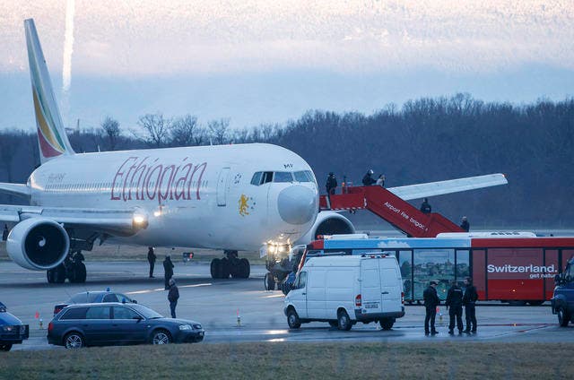 Die entführte Maschine am Flughafen von Genf. (Bild: Keystone)