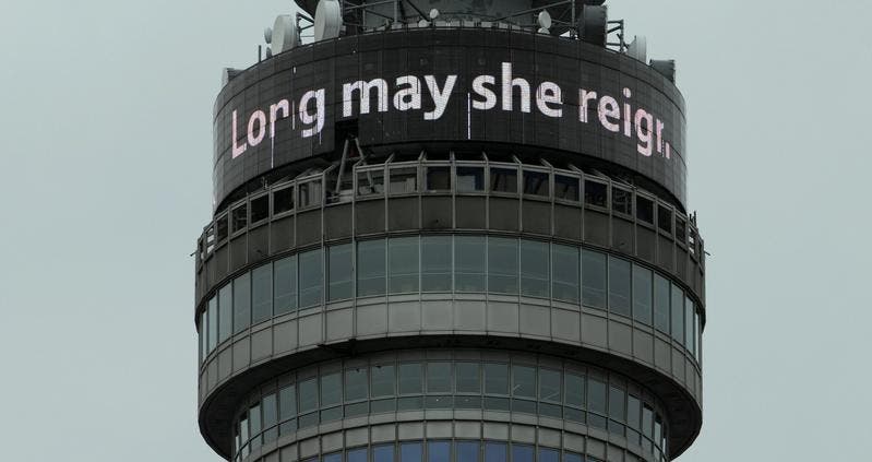 Schriftzug am Fernsehturm in London. (Bild: Keystone)
