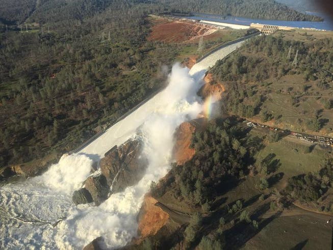Ein Damm in Oroville, Kalifornien, droht zu brechen. (Bild: KEYSTONE)
