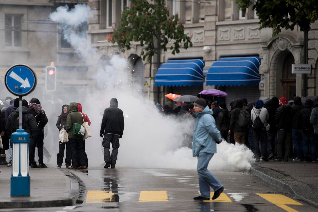 Demonstranten zünden Pyros auf dem Helvetiaplatz. (Bild: ENNIO LEANZA)