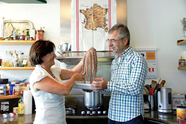 Alexandra Townend und Maurizio Genoni bereiten in ihrer Familienküche einen Polpo alla Bruna (Tintenfisch) zu. (Bild: Romano Cuonz)