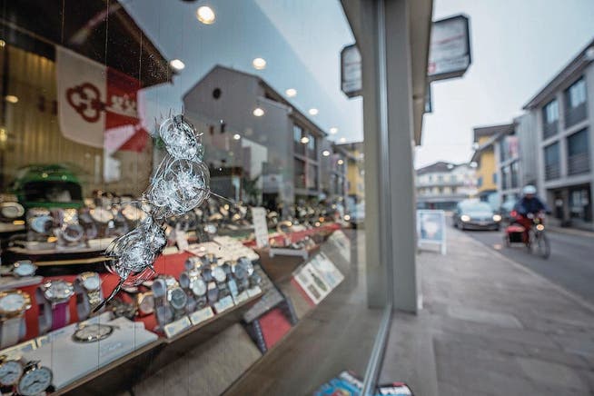 Das demolierte Schaufenster des Uhrenladens an der Brünigstrasse. (Bild: Christoph Riebli (Sarnen, 14. Februar 2017))