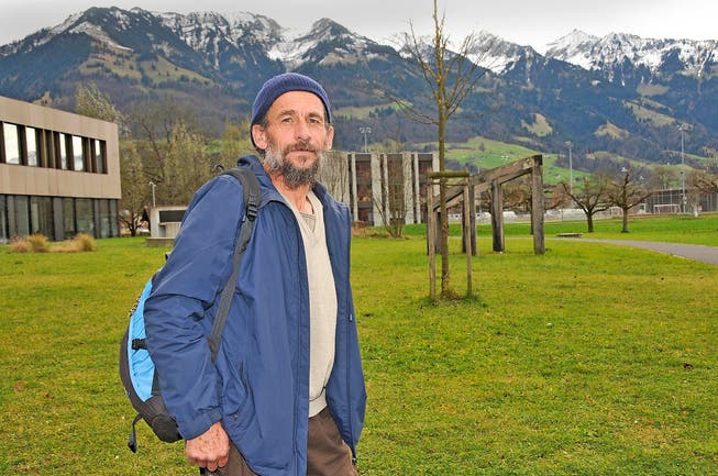 Lebt heute als Einsiedler: Christoph Trummer vor der Kantonsschule Obwalden in Sarnen. (Bild: Matthias Piazza)