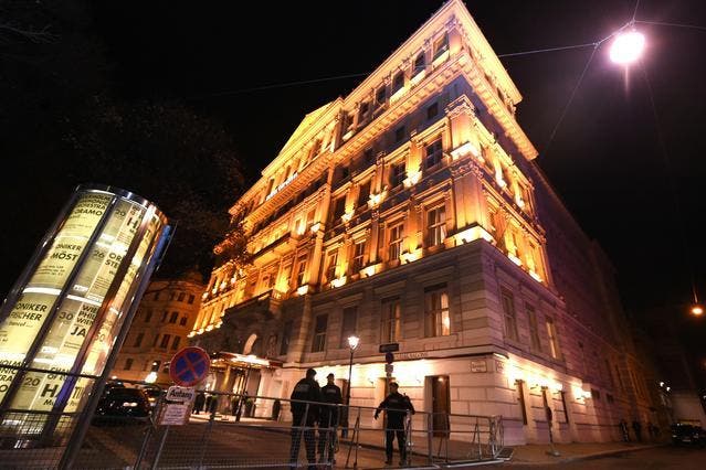 Am Samstag begann im Hotel Imperial in Wien die Syrien-Konferenz. Im Bild: Vor dem Hotel Imperial in Wien wurden nach den Anschlägen in Paris die Sicherheitsvorkehrungen verstärkt. (Bild: KEYSTONE/APA/HERBERT P. OCZERET)