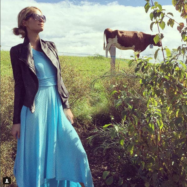 Paris Hilton posiert in Schindellegi vor einer Kuh. (Bild: Paris Hilton/Instagram)