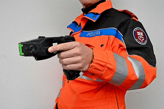 Ein Nidwaldner Kantonspolizist mit einem Taser: Das Gerät kommt zum Einsatz, wenn es keine anderen erfolgsversprechenden Mittel gibt. (Symbolbild Kapo NW)