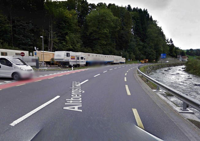 Der Überfall ereignete sich mitten in der Nacht auf dem Parkplatz Rabennest. (Bild: Google Street View)